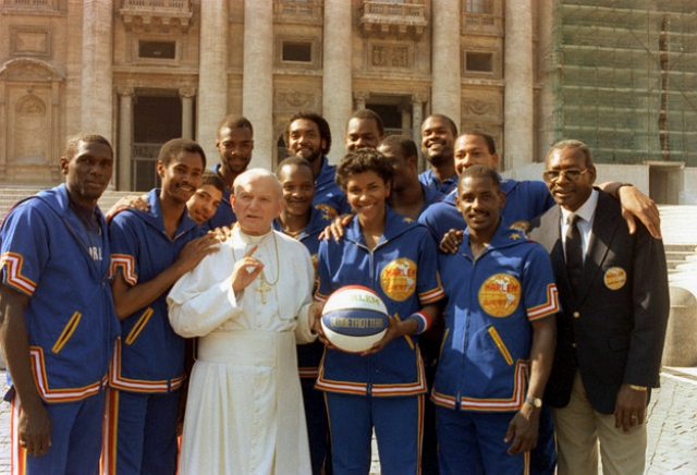 Lynette Woodart con gli Harlem Globetrotters in udienza da Papa Giovanni Paolo II